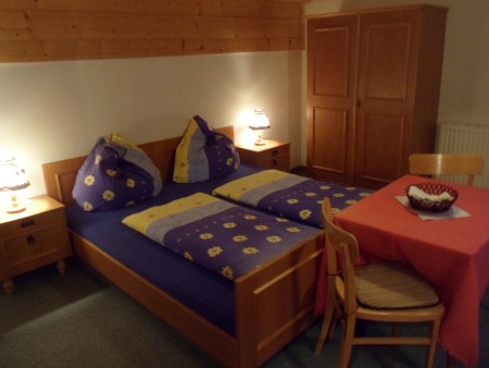 Ferienzimmer mit Waschgelegenheit